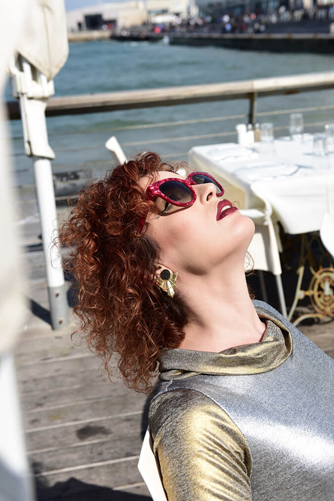 תכשיטים בעיצוב מעצבים ישראלים אישה מביטה מעלה