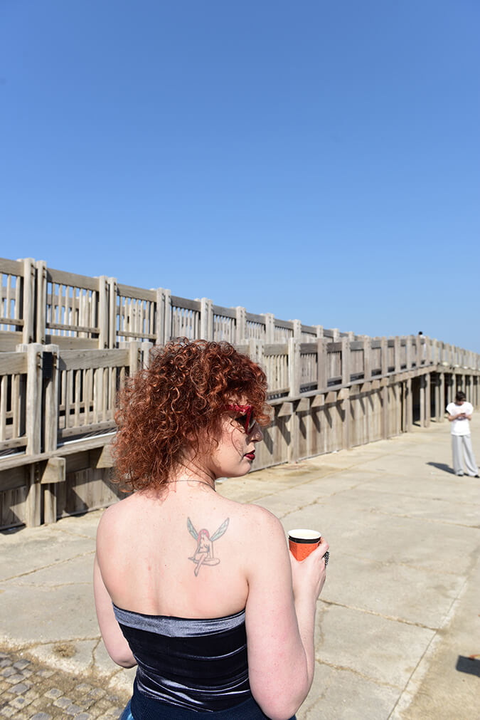 הפקת אופנה בנמל תל אביב אישה עם קעקוע