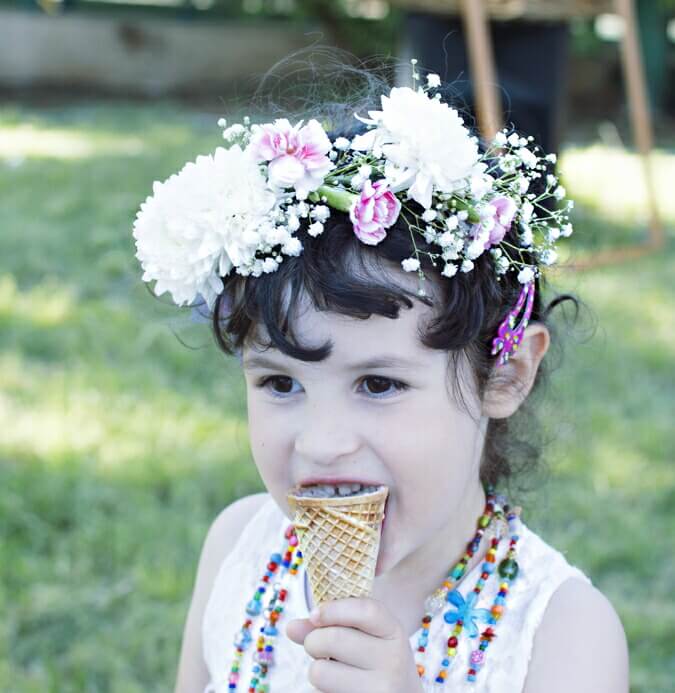 ילדה אוכלת גלידה