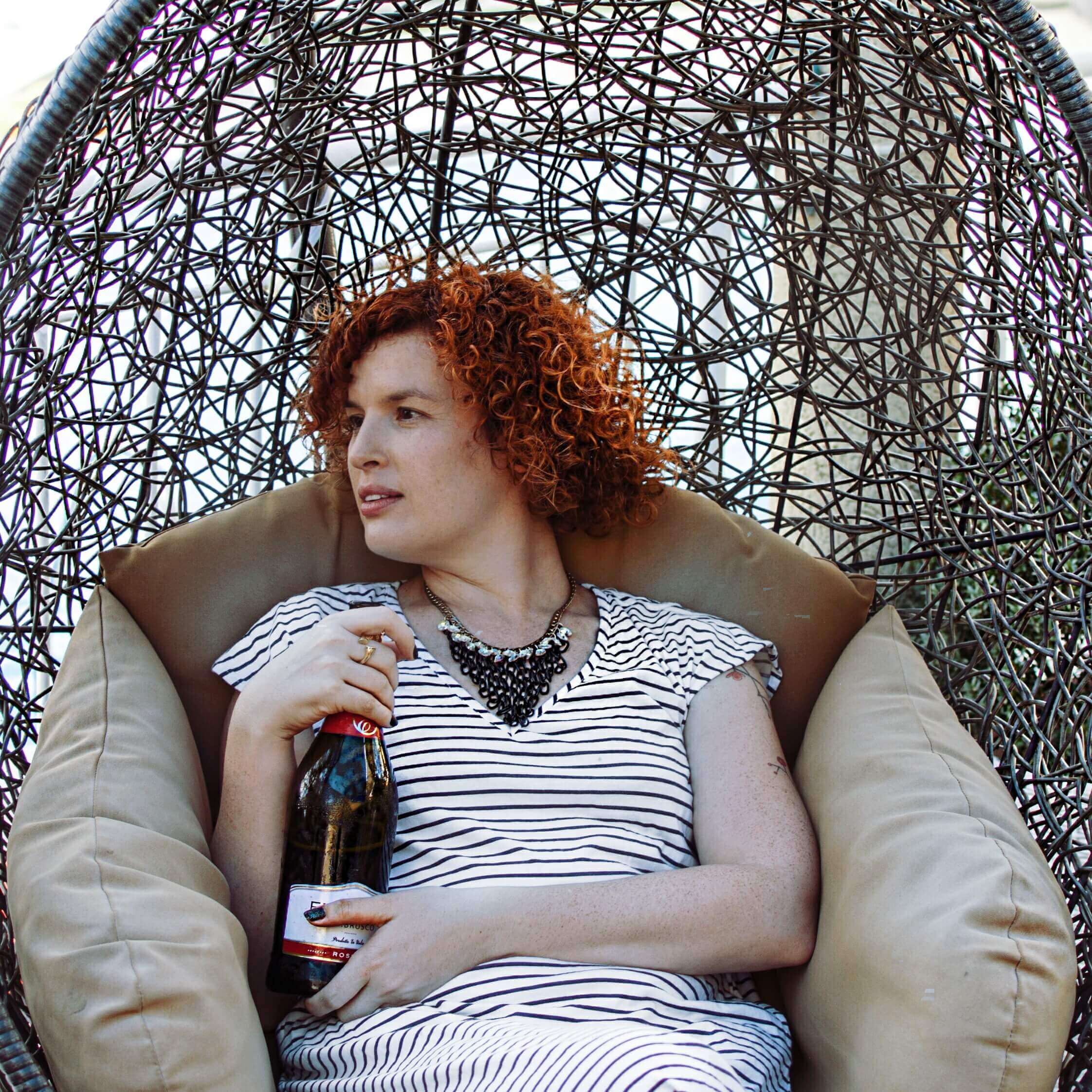 נחים ונהנים בקבוק יין אדום