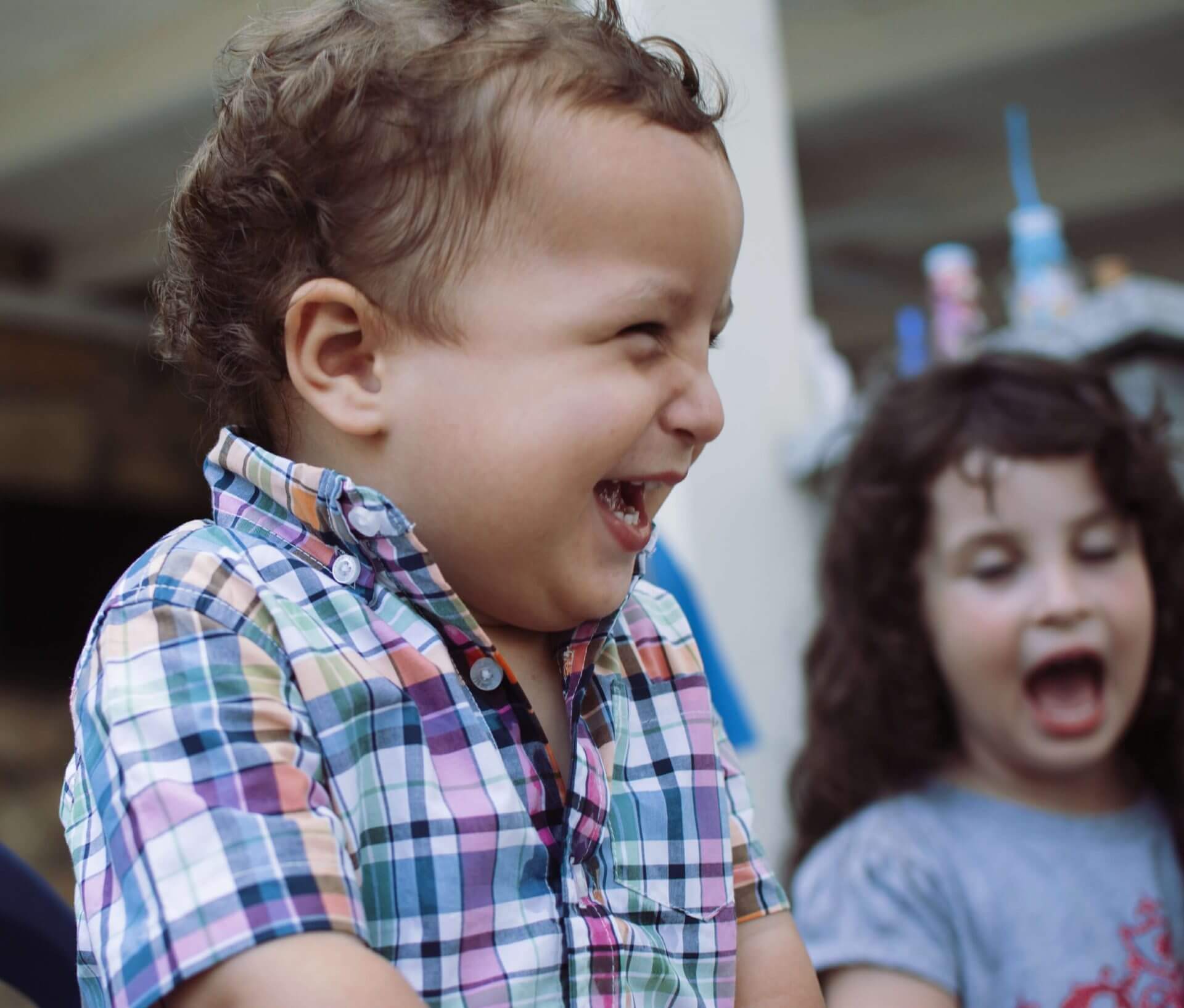 צחוק של ילד ילד צוחק