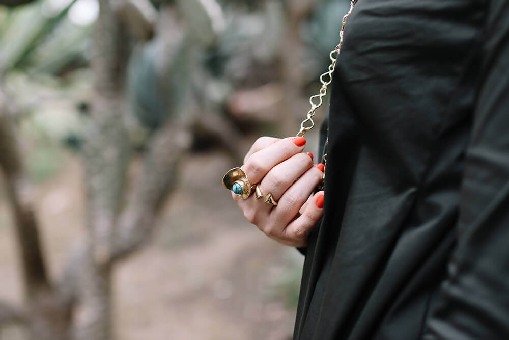 טבעת מצופה זהב טבעת זהב ואבן טורקיז במרכז