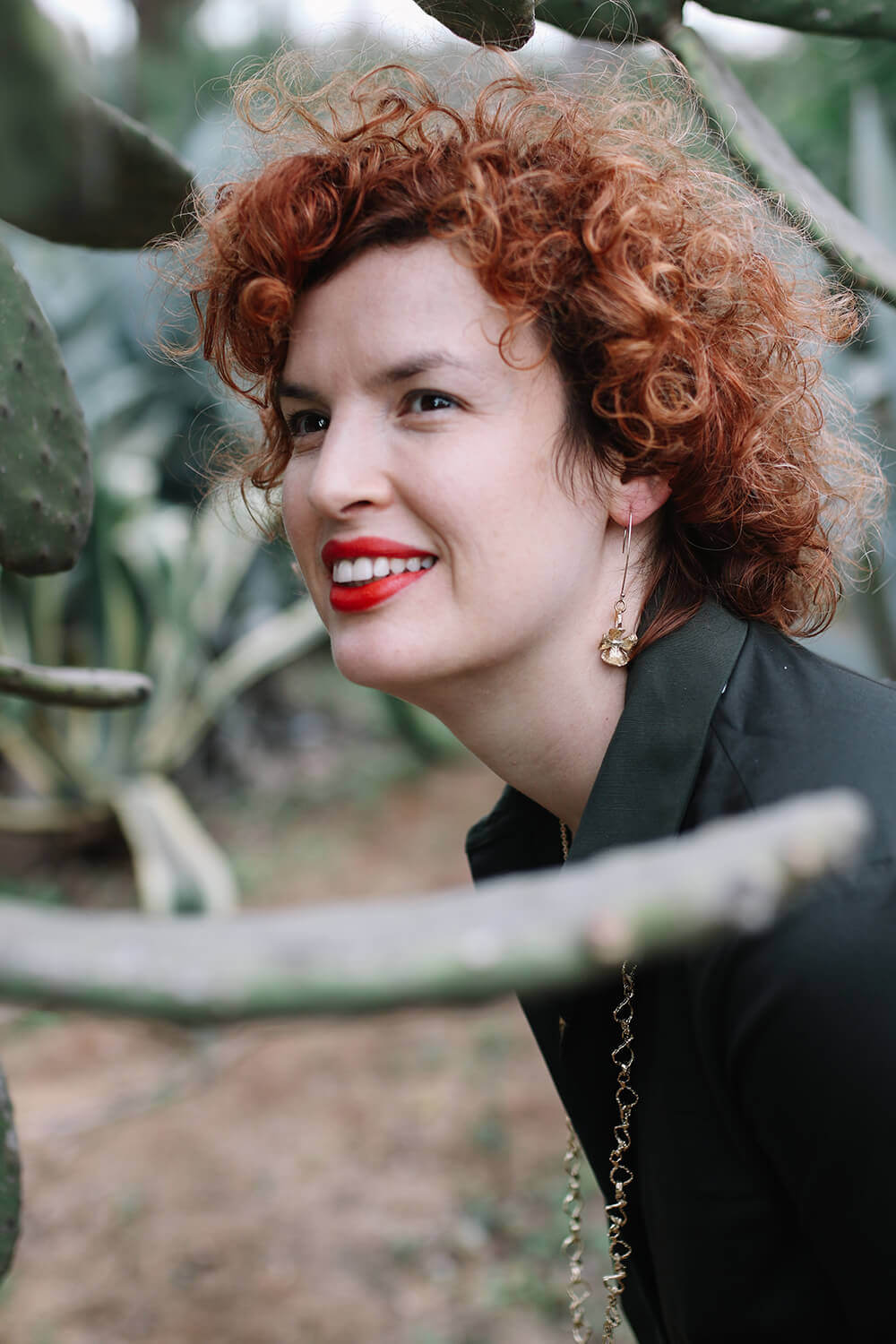 צילומי קטלוג תכשיטים אישה מחייכת