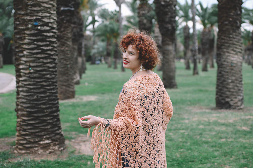 עליונית סרוגה אישה מחייכת